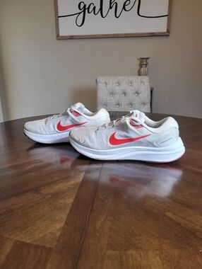 Nike Air Zoom Structure 24 Men's  Photon Dust Running shoes.  SZ. 11.5